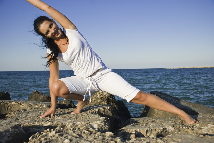 Comment améliorer son bien-être grâce aux cours de yoga au Pays Basque ?